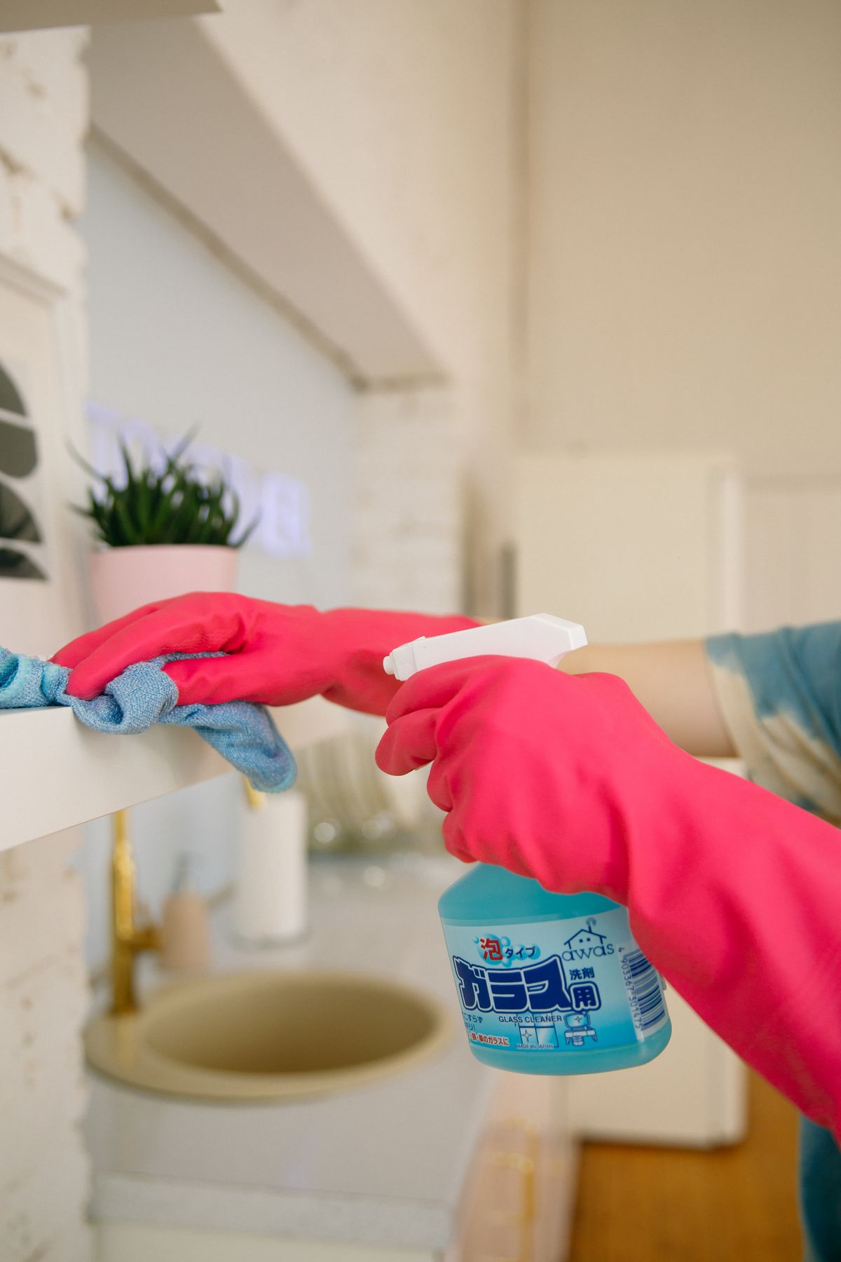 Hand-detailing shelves and surfaces during a move-out clean
